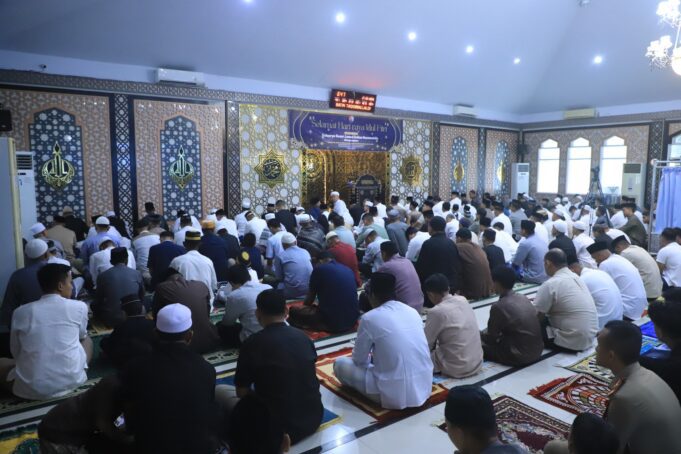 Umat Muslim Lanud Sultan Hasanuddin Laksanakan Sholat Idul Fitri di Masjid Nurussamawat