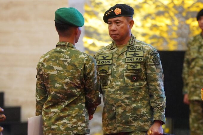 Panglima TNI Anugerahkan KPLB Prajurit TNI Berprestasi Juara Pertama Hafalan 30 Juz Al Quran