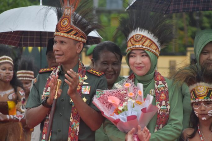 Kodim 1710/Mimika Gelar Tradisi Penyambutan Dandim dan Ketua Persit KCK