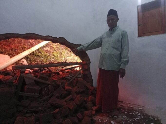 Tembok Kamar Bunali Warga Desa Kramat Sukoharjo Jebol Diterjang Longsor
