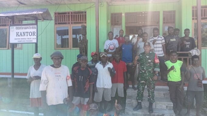 Babinsa Koramil Mapurujaya Laksanakan Komsos Bersama Warga Kampung Fanamo