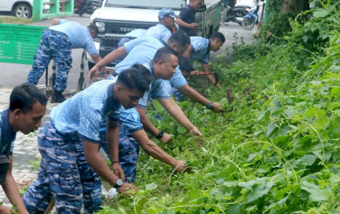 Sinergi TNI-Polri dan Masyarakat Peringati HUT ke-80 TNI AU, Lanud Sjamsudin Noor Gelar Karya Bakti di Pasar Ulin Raya Banjarbaru