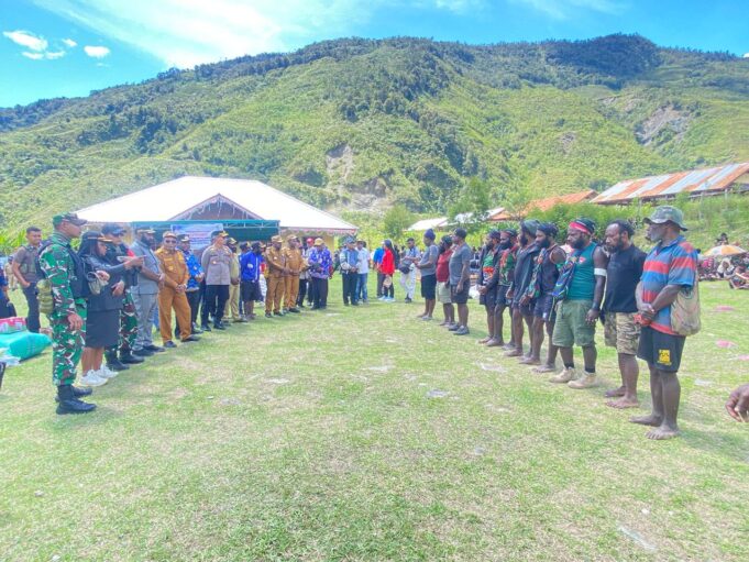 TNI-Polri Kawal Ketat Penyaluran Bantuan Pengungsi Kampung Kembru di Puncak Jaya