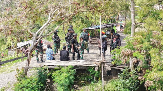 Kodim 1714/Puncak Jaya Peduli Pengungsi dan Salurkan Bantuan Kemanusiaan di Kampung Tirineri