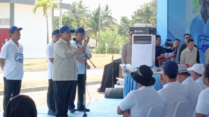 Panglima TNI Dampingi Presiden RI Prabowo Subianto Panen Raya Udang di Kebumen