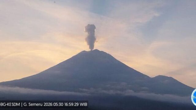 Gunung-Semeru-Meletus-Abu-Vulkanik-Capai-1-Kilometer