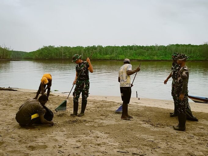 Aksi Bersih Pantai Keakwa oleh Satgas TMMD Kodim 1710/Mimika
