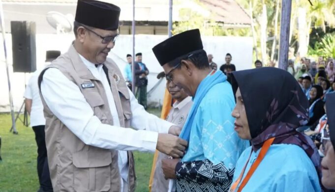 Bupati Lepas 330 Jemaah Calon Haji Sumbawa