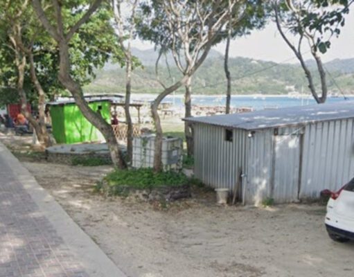 Pantai Pasir Putih Perlu Penataan, Bangunan Liar dan Kios UMKM Dinilai Semrawut