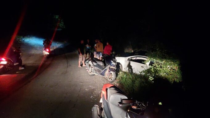 Mobil Diduga Tak Kuat Menanjak di Jalur Maluk–Sekongkang Hingga Nyaris Terjun Ke Jurang, Pengemudi Selamat