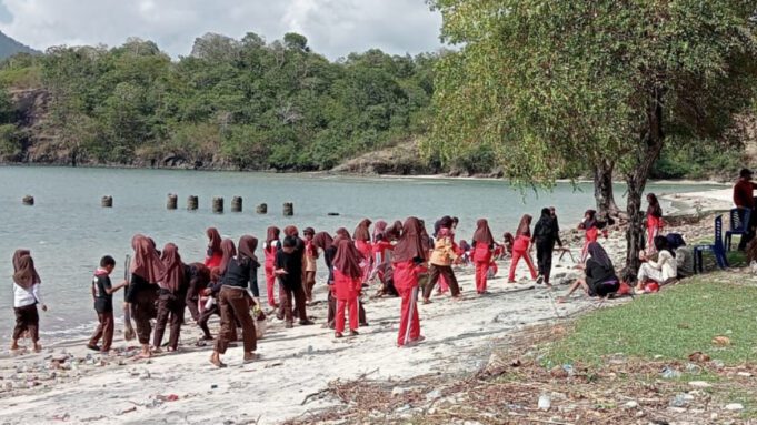 Persami SDN Goa dan SDN Dasan Warnai Pantai Sawe dengan Aksi Bersih Pantai