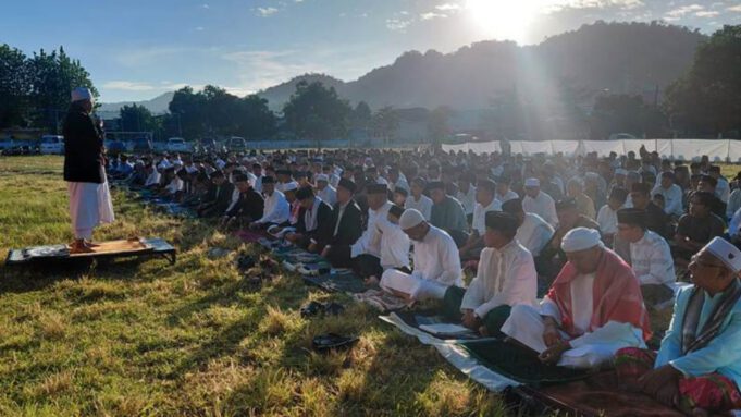Ribuan Warga Jereweh Padati Lapangan Lalu Maga Parang, Shalat Idul Adha Berlangsung Khidmat dan Penuh Haru
