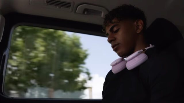 Lamine Yamal Bocorkan Headphone Baru Beats dengan Warna Pink Mencolok