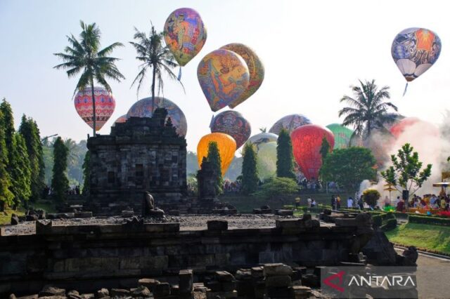 Langit-Candi-Ngawen-Penuh-Balon-Waisak