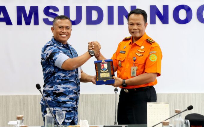 Sinergi Tanpa Batas, Kabasarnas Beri Penghargaan Khusus untuk Lanud Sjamsudin Noor
