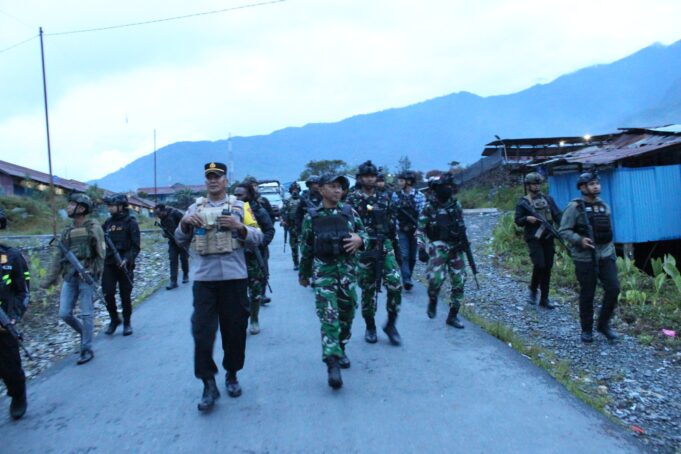 Sinergitas TNI–Polri Perketat Patroli Gabungan, Jaga Keamanan Serta Cegah Kriminalitas Dan Tegaskan Ketertiban di Kota Puncak Jaya