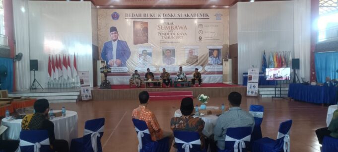 UNSA Bedah Buku, “Pulau Sumbawa dan Penduduknya Tahun 1907” Jadi Solilokui