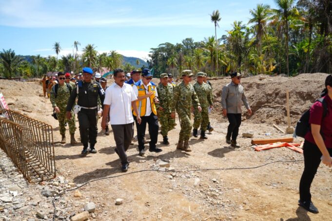 Kasum TNI Tinjau Rehabilitasi Pascabencana dan Serahkan Bantuan Air Bersih di Tapanuli