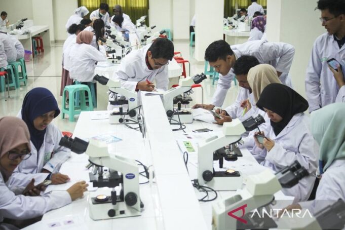 Kemdiktisaintek Terbitkan Aturan Dosen Tetap untuk Dokter Klinis