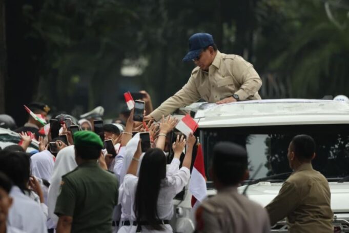Prabowo Diserbu Warga Saat Tiba di Bandung