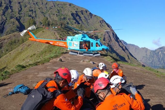 Pendaki Cedera di Gunung Rinjani Dievakuasi dengan Helikopter