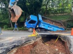 Truk Sudin SDA Terperosok di Jalan Amblas Lenteng Agung