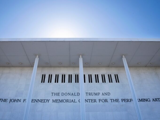 Trump Diperintah Hapus Namanya dari Kennedy Center