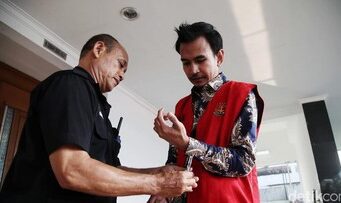 Adam Deni Ditahan Usai Rusak Ruko dan Pamer Senjata