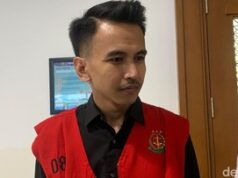 Adam Deni Pamer Senjata Mainan untuk Takut-takuti