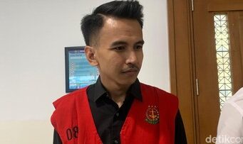 Adam Deni Pamer Senjata Mainan untuk Takut-takuti