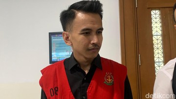 Adam Deni Pamer Senjata Mainan untuk Takut-takuti