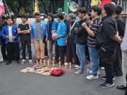 Aksi Mahasiswa di Monas Berakhir Khusyuk