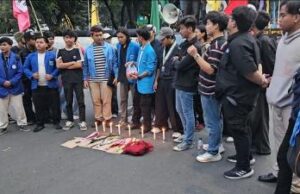Aksi Mahasiswa di Monas Berakhir Khusyuk