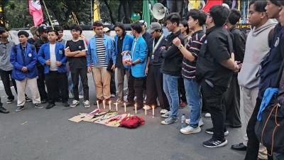 Aksi-Mahasiswa-di-Monas-Berakhir-Khusyuk
