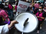 Aliansi Perempuan Bawa Alat Dapur di Aksi, Ini Alasannya