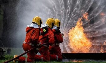 Api Masih Berkobar Setelah 9 Jam di Pabrik Sandal Tangerang