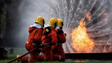 Api-Masih-Berkobar-Setelah-9-Jam-di-Pabrik-Sandal-Tangerang