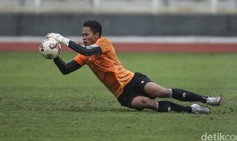Arema FC Pilih Kiper Lokal, Syahrul Trisna Gabung di Tengah Tren Asing