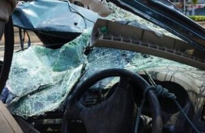 BMW Diduga Tabrak Lari, Diamuk Massa di Jakbar