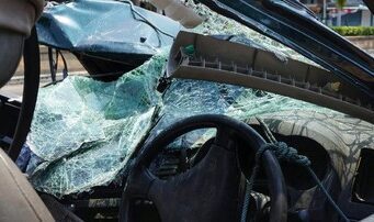 BMW Diduga Tabrak Lari, Diamuk Massa di Jakbar