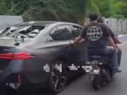 BMW Listrik Diamuk Massa Usai Tabrak Motor