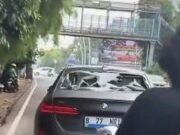 BMW Listrik Diamuk Massa Usai Tabrak Motor di Jakbar