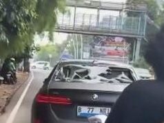 BMW Listrik Diamuk Massa Usai Tabrak Motor di Jakbar