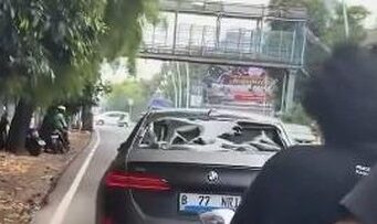 BMW Listrik Diamuk Massa Usai Tabrak Motor di Jakbar