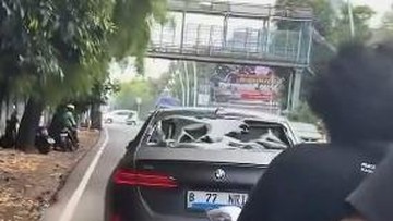 BMW Listrik Diamuk Massa Usai Tabrak Motor di Jakbar