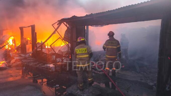 Belasan Kios Ludes Terbakar di Kampung Lio Depok