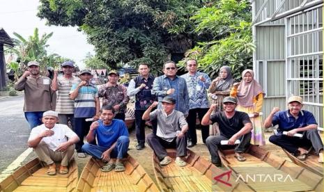 Bupati-HSU-Salurkan-159-Jukung-untuk-Dorong-Ekonomi-Perairan