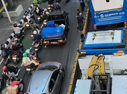 Bus Transjakarta Tabrak Separator, Lalu Lintas Macet di Cikoko