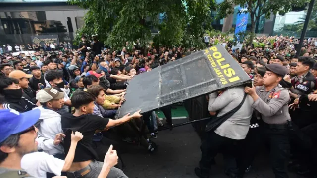 CCTV-Jakarta-Tak-Mati-Hanya-Lambat-Saat-Demo