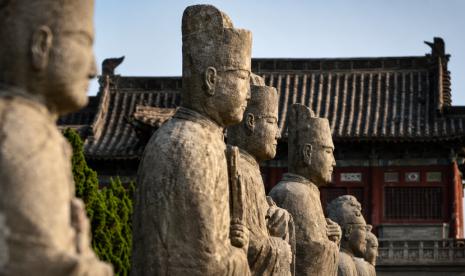 China-Pertahankan-Ribuan-Patung-Kuno-di-Tengah-Ladang-Warga